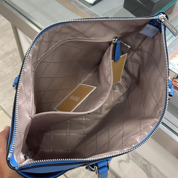 MICHAEL KORS
Jet Set Large Crossgrain Leather Top-Zip Charlotte Tote Bag
NWT - Picture 13 of 16